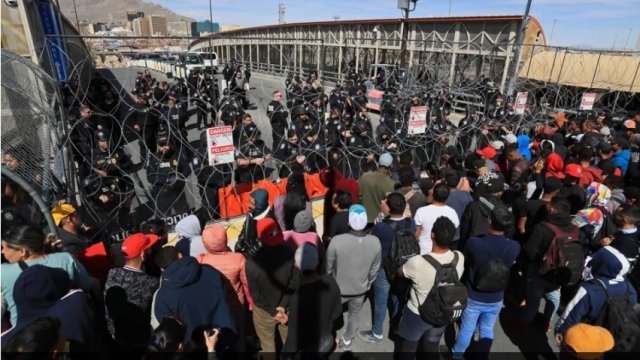 Miles de migrantes intentan cruzar en estampida a EE.UU. desde Juárez a El Paso, Texas