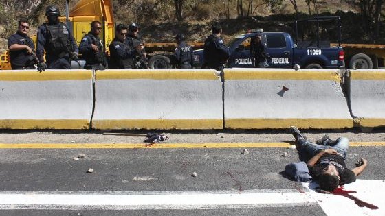 Dos estudiantes muertos en un enfrentamiento con la policía mexicana
