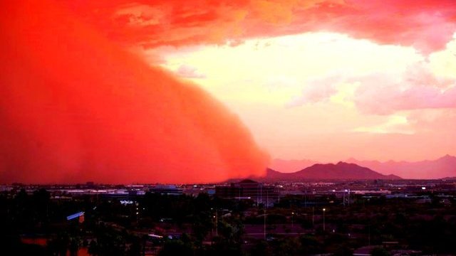 Azota gigantesca columna de arena a la ciudad de Phoenix