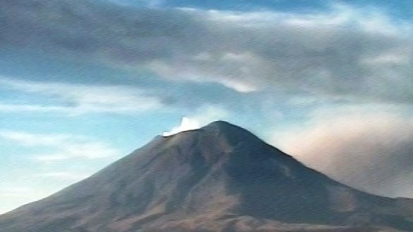 Amanece el Popocatépetl con fumarola de 3 kilómetros