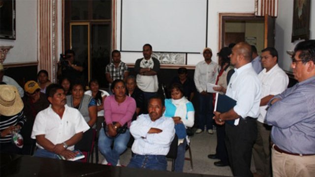 Encierra alcalde de Huajuapan a colonos con los que negociaba