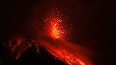 Hace erupción el volcán Tungurahua