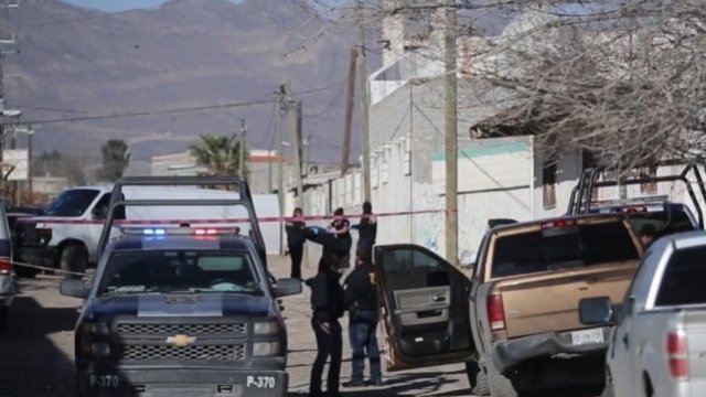 Tiran a un encobijado al lado de un templo, en Juárez
