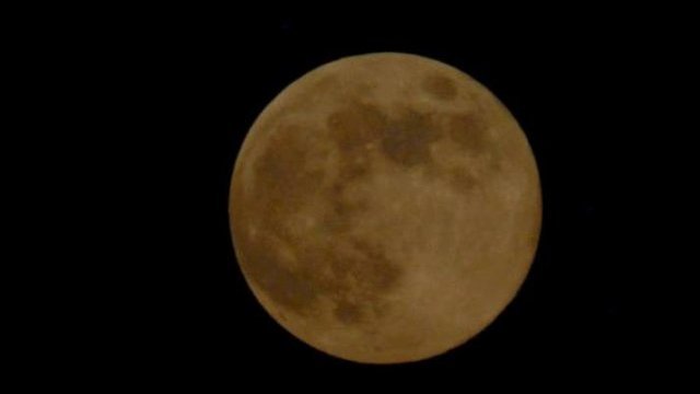 Hermosa luna embellece cielo chihuahuense