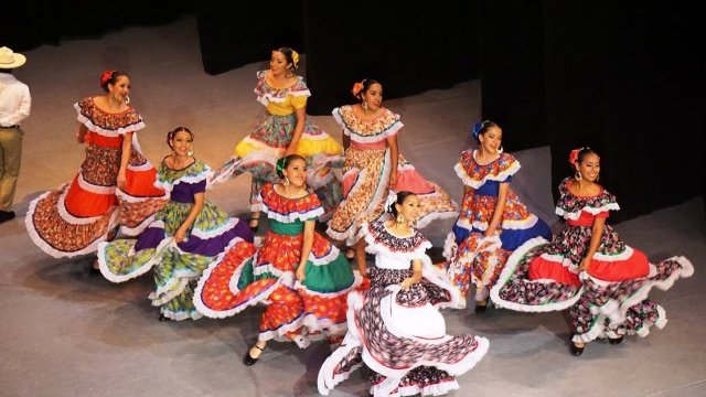 Participan secundarias en Concurso de Danza y Baile Folclórico