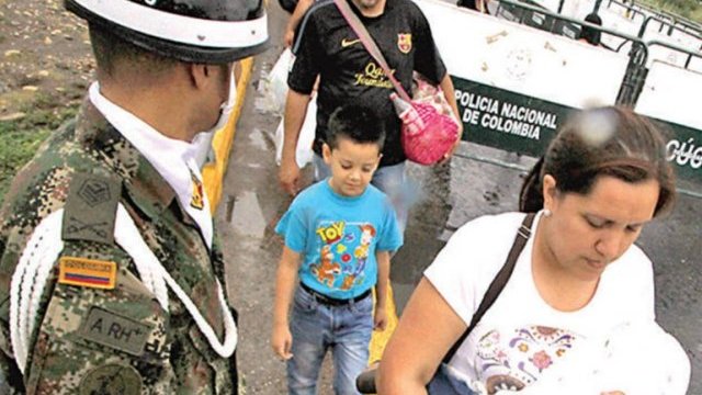 Venezolanos cruzan a Colombia para abastecerse de alimentos y medicinas