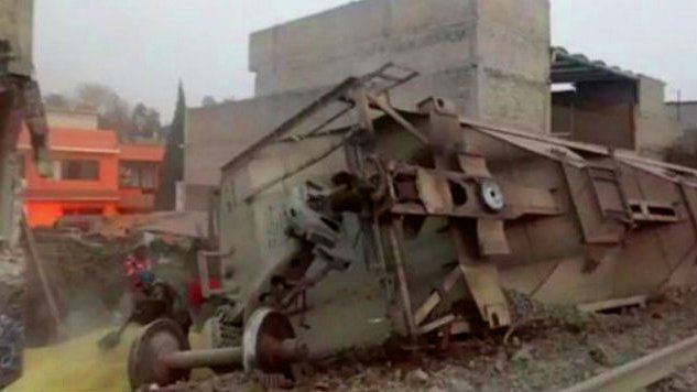 Tren se descarrila sobre casas y mata a cinco personas en Ecatepec