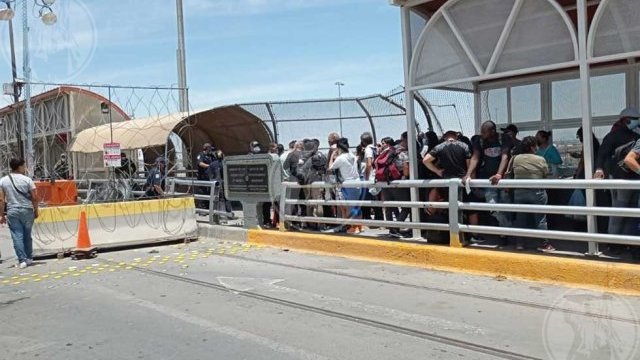 Migrantes intentan cruzar en grupo desde Juárez a Estados Unidos