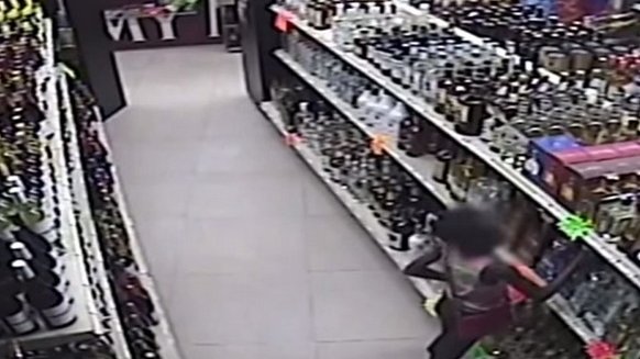 Madre enseña a su hija a robar alcohol de una licorería