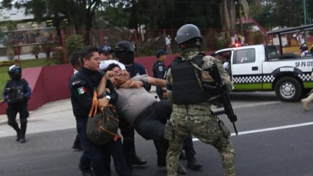 Policía y Guardia Nacional reprimen protesta de padres de familia en Veracruz