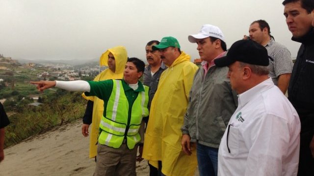 Apoyan en Parral con empleo en limpieza de daños por inundación