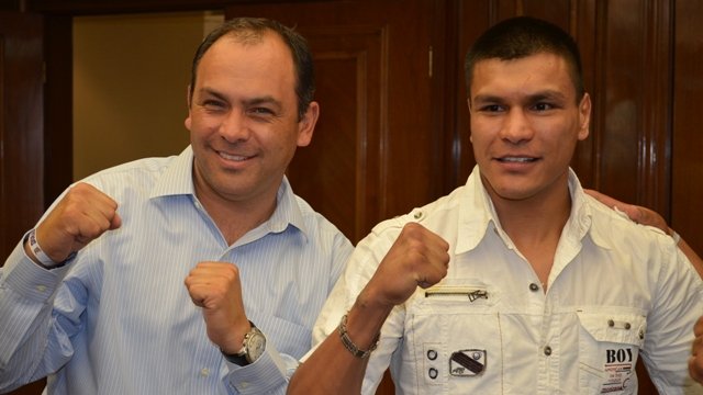 Visita boxeador Daniel Ponce de León al alcalde a su despacho