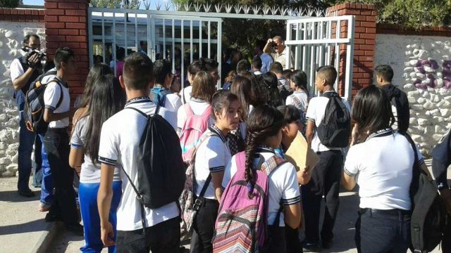 Se manifestaron estudiantes en secundaria por falta de aire y agua