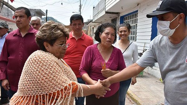 Ayudan Hersilia Córdova y activistas de Antorcha a ciudadanos de Metepec