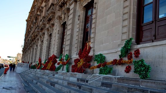 Listos adornos navideños para el Palacio de Gobierno