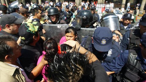 Reprimen municipales de Guadalajara a antorchistas y encarcelan a 5