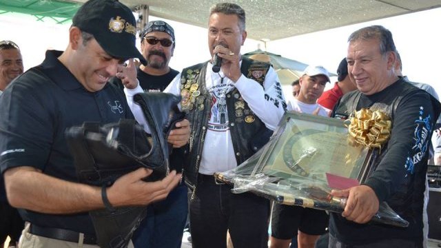 Distingue Unión de motociclistas a Marco Quezada como miembro honorario