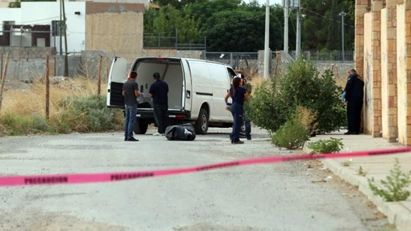 Policías preventivos se hallan un hombre encobijado en Juárez