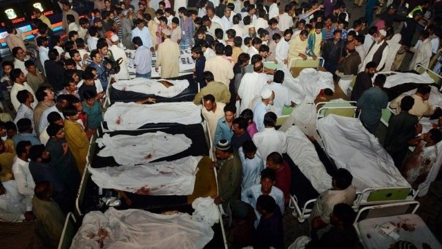 Al menos 54 muertos en un ataque suicida en Pakistán