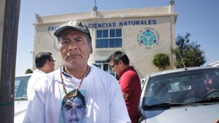 Padre de normalista localiza su GPS en cuartel de Iguala 