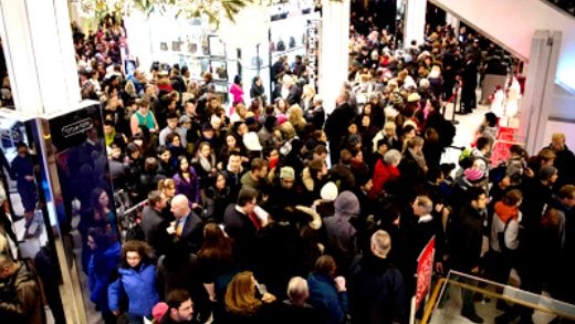 En EEUU, compradores llenan tiendas que adelantaron Black Friday
