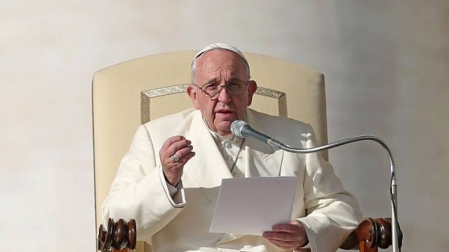 “Esto no es humano”, el Papa sobre los atentados de París
