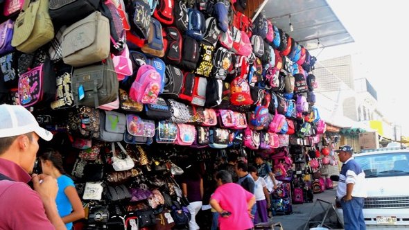Llegan al Mercado del Hoyo para buscar mochilas