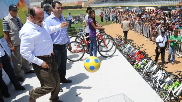 Festeja gobernador junto con niños su día en Parral y Allende