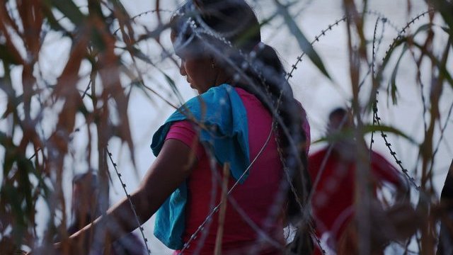 Migrantes son violadas en frontera de México mientras esperan entrar a EEUU