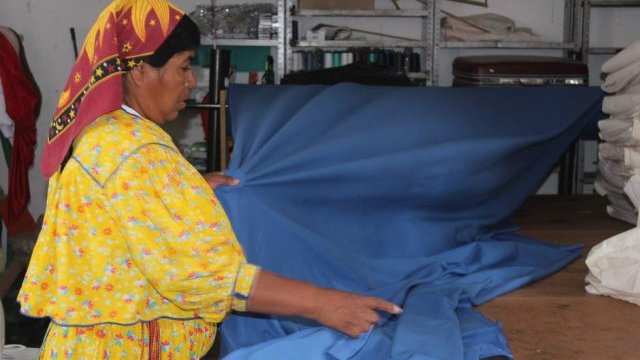 Van costureras rarámuris por licitación de 1 millón de sábanas en el IMSS