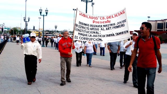 Se manifestaron en la capital, profesores jubilados de Delicias