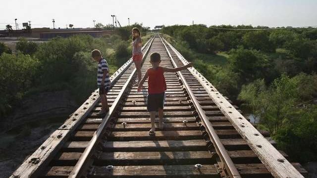 Miles de menores centroamericanos afectados por suspensión de programas para refugiados
