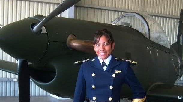 Se recibe la primera mujer piloto aviadora y 10 mujeres oficiales del colegio militar
