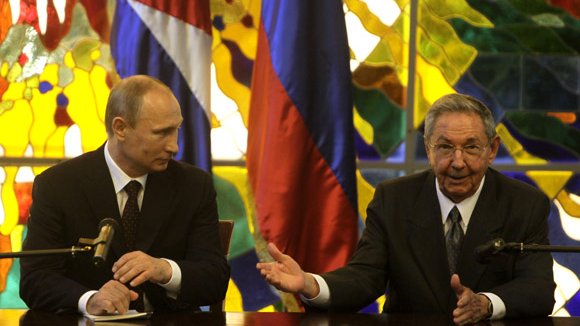 Presidente de Rusia y Presidente de los Consejos de Estado y de Ministros de Cuba se reúnen 