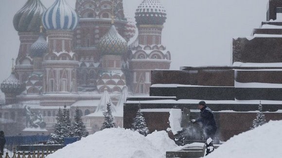 Casi 100 vuelos sufren retrasos debido a nevada en Moscú