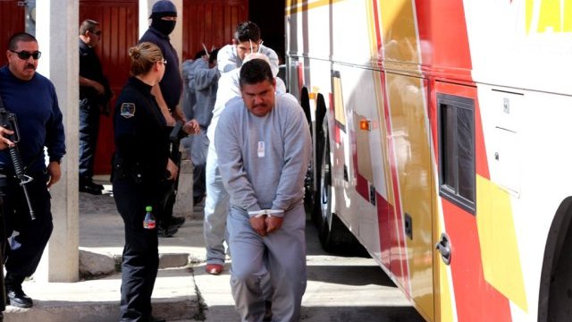 Trasladan a 55 internos a penal de Chihuahua  tras cierre de penales en  Jiménez y Ojinaga