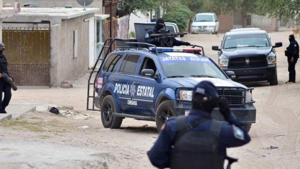 Sicarios atacan en convoy a agentes estatales; hay 2 policías muertos