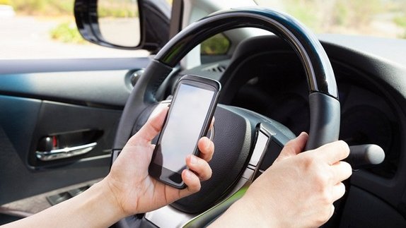 Uso de celulares por conductores, mayor causa de accidentes viales