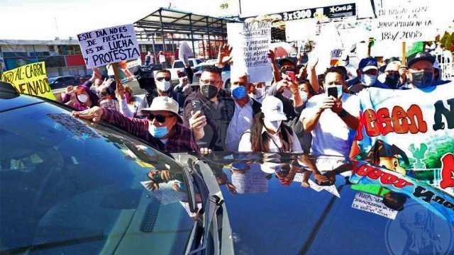 Recibe tumulto de manifestantes a AMLO en Tec de Juárez