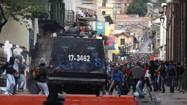 Juan Manuel Santos ordena militarizar Bogotá, frente a protestas