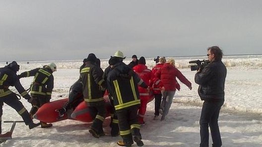 Espectacular rescate de 200 atrapados en el hielo en Letonia