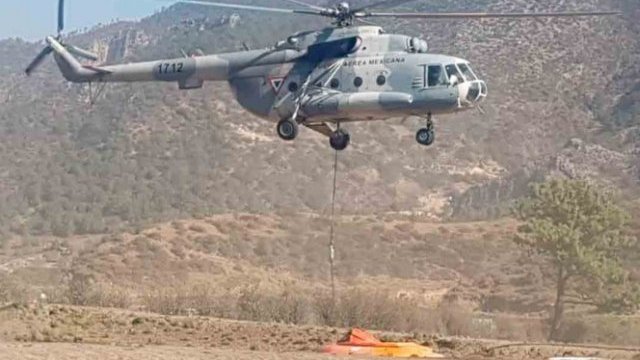 10 helicópteros trabajan en combate del incendio de Santiago, NL