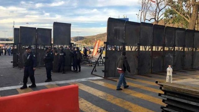 Levanta Policía Federal mexicana un muro metálico en Tijuana