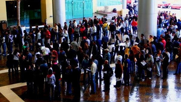 Miles de Chihuahuenses acuden a ferias del empleo 