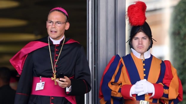 Cesó el Papa a obispo que gastó 42 millones USD en remodelar su casa