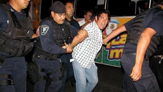 Escaramuzas de combate: gasean a manifestantes contra Vivebús y Mausoleo