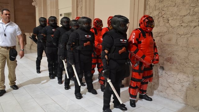Sorprenden los “Red Man” en Palacio de Gobierno