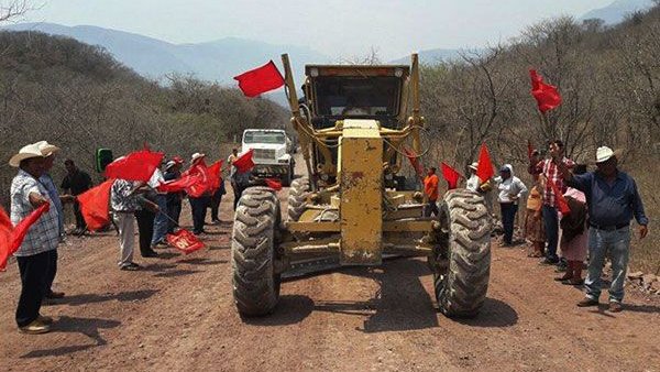 Antorchistas logran más inversión para carretera en la Sierra de Amula