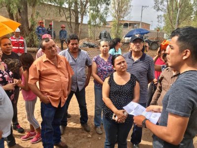 Protestan vecinos de la Colonia Panales por construcción de barda que divide la calle